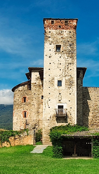 Parte medievale del Castello di Bagnolo con torre in pietra