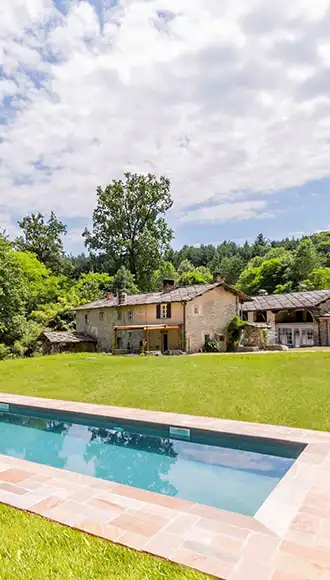 Piscina esterna della cascina Il Mulino per gli appartamenti agrituristici