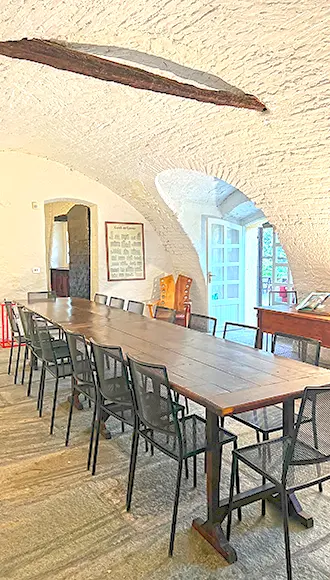 Sala della cascina Brucé allestita per meeting aziendale