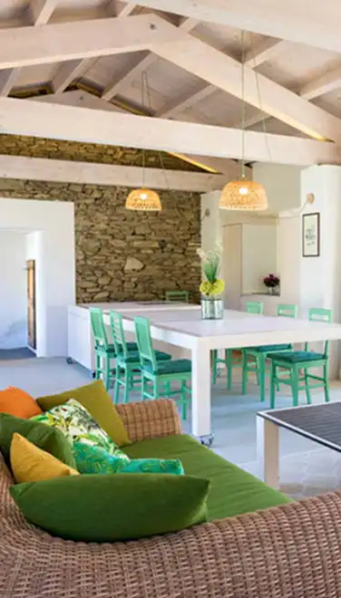 Salone dell’Appartamento Il Mulino con travi in legno e tavolo conviviale