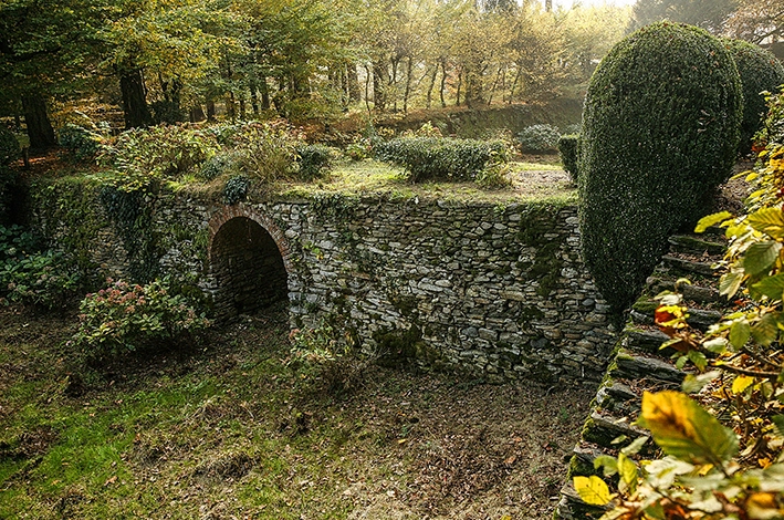 Ponte in pietra nel parco del Castello di Bagnolo
