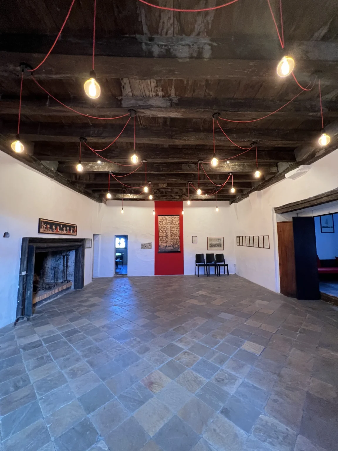 Sala grande del Castello medievale con soffitto in legno e camino monumentale utilizzata per meeting aziendali