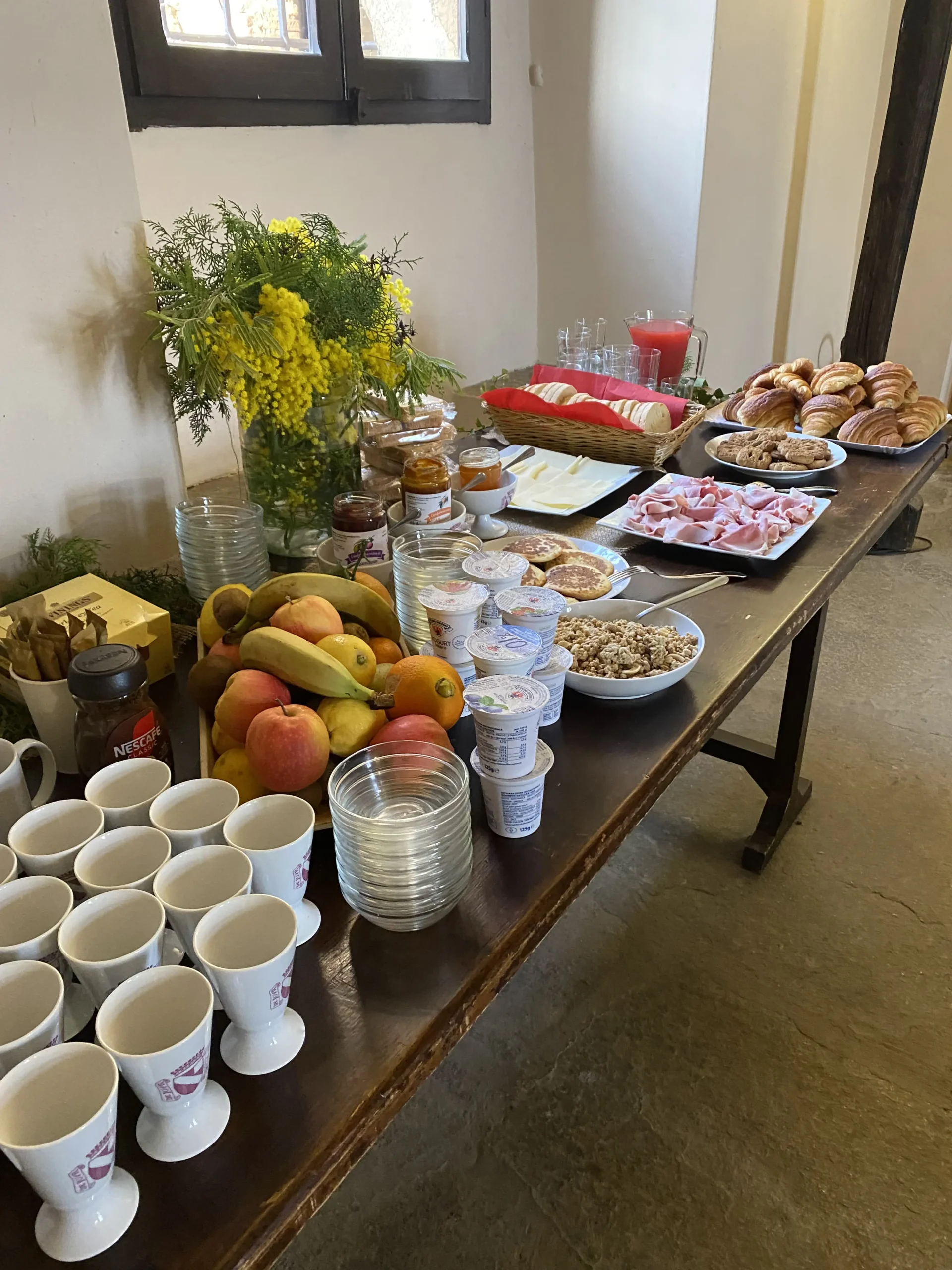 Tavolo con colazione e coffee break allestito negli spazi del Castello per eventi aziendali