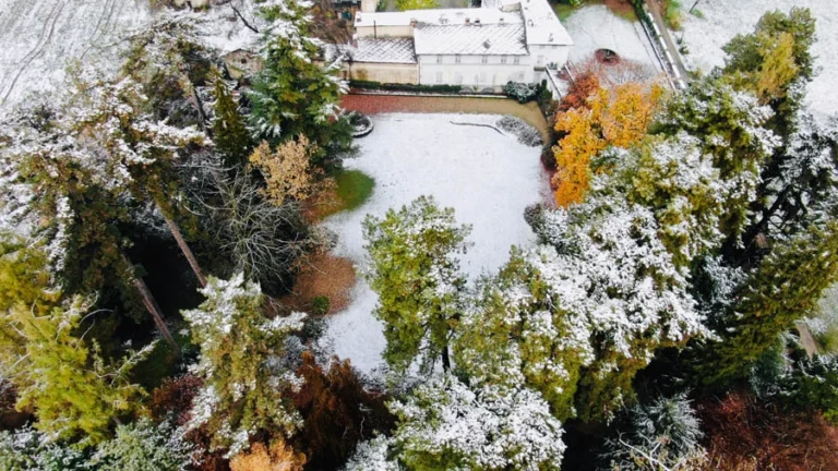 Vista aerea del parco del Castello di Bagnolo coperto di neve in inverno