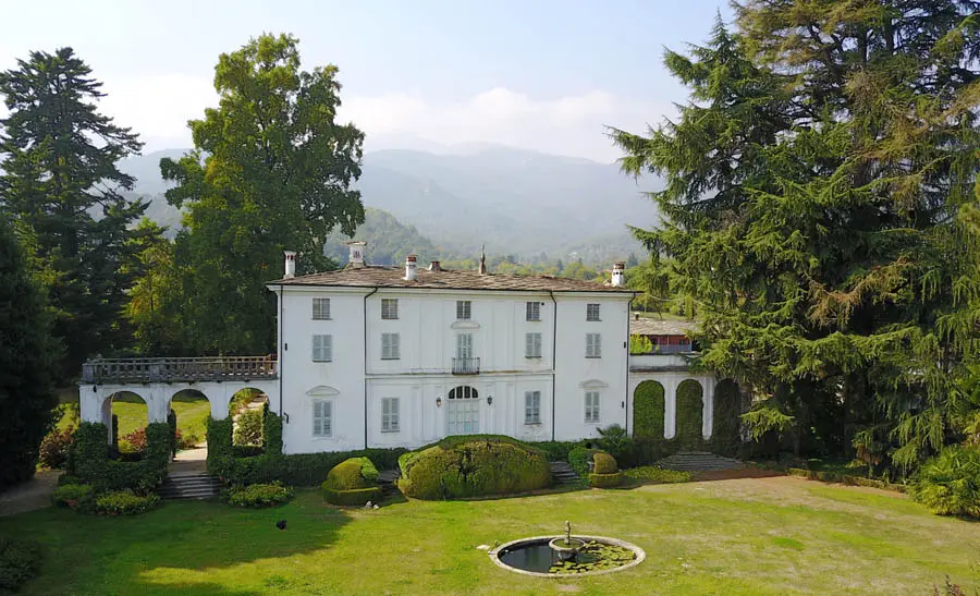 Palazzo del Castello di Bagnolo con loggia ad arcate e prato del parco storico